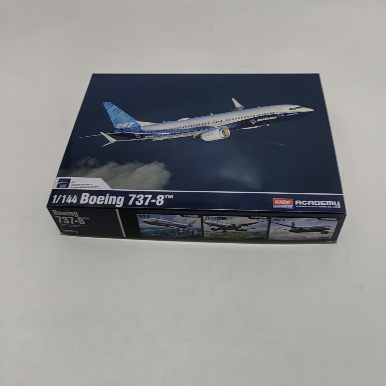 طقم نموذج طائرة بوينج 737-8 ما - مراجعة Model Kit Academy وسعره